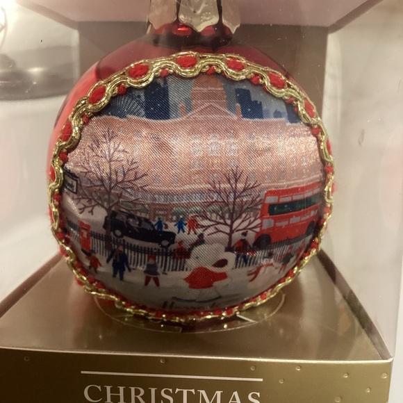 Harrods London Christmas Bear Silk Panel Round Christmas Tree Ornament - Picture 5 of 6
